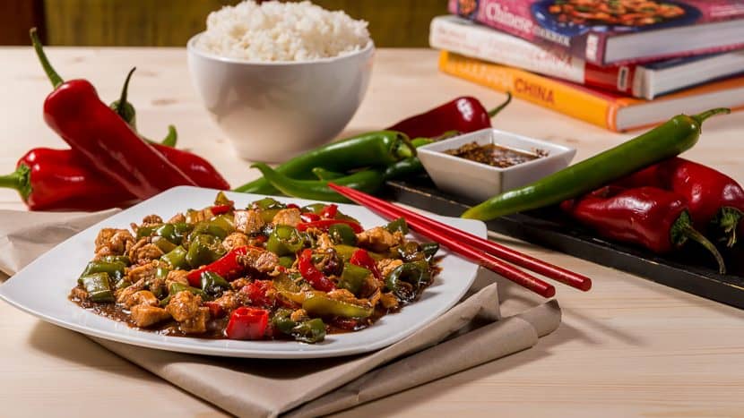 Mâncare chinezească picantă cu legume și carne, ilustrată în contextul teoriei celor 5 gusturi, cu a.