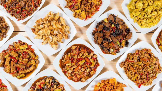 Mâncare chinezească tradițională cu diverse preparate delicioase și aromate, prezentate în boluri al.