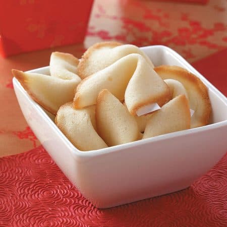 Prajituri tradiționale chinezești în bol alb, servite ca gustare sau desert.