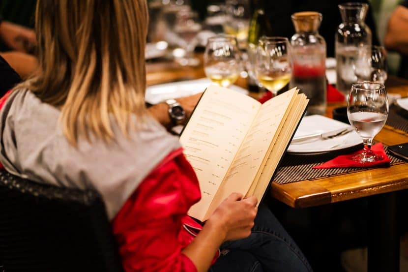Imagine cu mâncare chinezească și băuturi la Restaurant Shanghai.