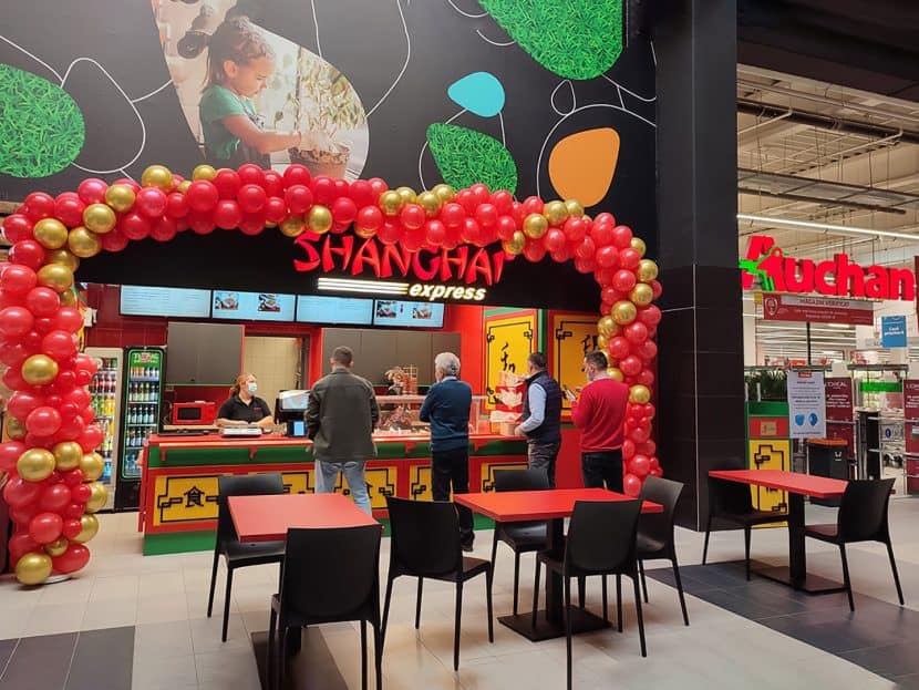 Exteriorul restaurantului Shanghai Food cu baloane roșii și aurii, în interiorul unui centru comerci.