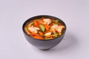 Ciorbă de pui cu legume și condimente, specifică bucătăriei chinezești.