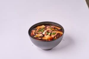 Ciorbă de vită cu legume și condimente, specifică bucătăriei chinezești, perfectă pentru iubitorii d.