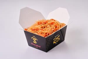 Noodles prăjiți chinezești, servite în cutie de takeaway, cu arome autentice asiatice.