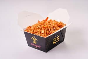 Orez prăjit chinezesc cu legume și sos delicios, servit în ambalaj de tip take-away.