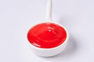 Sos chilli dulce în bol alb, perfect pentru mâncăruri chinezești.