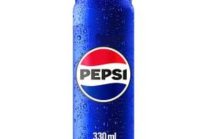 Cană Pepsi 330ml cu buline de apă și logo-ul iconic pe fundal alb.
