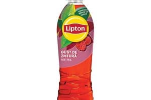 Bautură răcoritoare Lipton Ice Tea cu aromă de zmeură, perfectă pentru zilele calde.