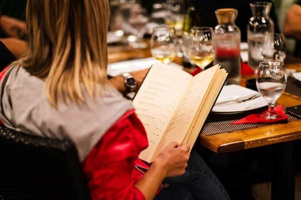 Imagine cu mâncare chinezească și băuturi la Restaurant Shanghai.