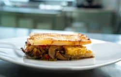 Placă cu mâncare chinezească Shanghai Food, specialitate tradițională.