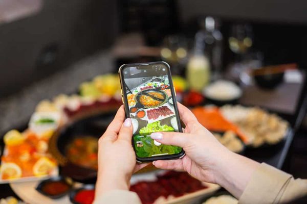 Persoană fotografiind platouri cu mâncare chinezească variată la Shanghai Food.