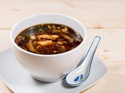 Supă chinezească cu gust acru, perfectă pentru iubitorii de mâncare chinezească și arome autentice.