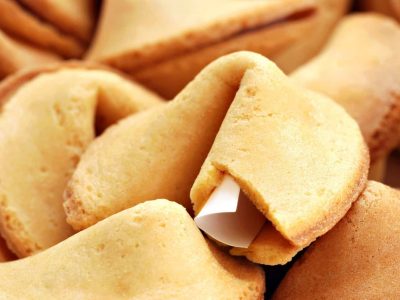 Răvașe cu noroc, cunoscute ca fortune cookies, înfățișează tradiția chineză a mesajelor surpriză.