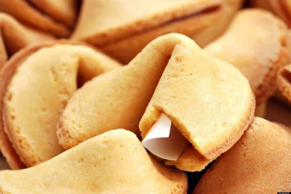 Răvașe cu noroc, cunoscute ca fortune cookies, înfățișează tradiția chineză a mesajelor surpriză.