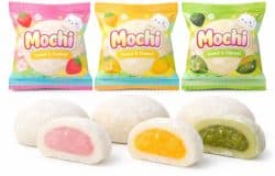 Mochi, desert japonez cu umplutură de fructe, în pachete colorate.