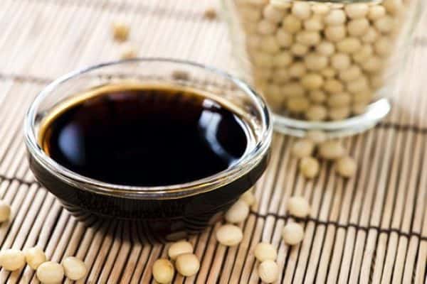 Sos de soia în bol, utilizat în bucătăria chineză și asiatică.