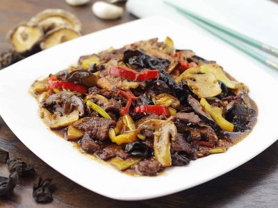 Carne și legume în stil chinezesc, gătite cu sos delicios.