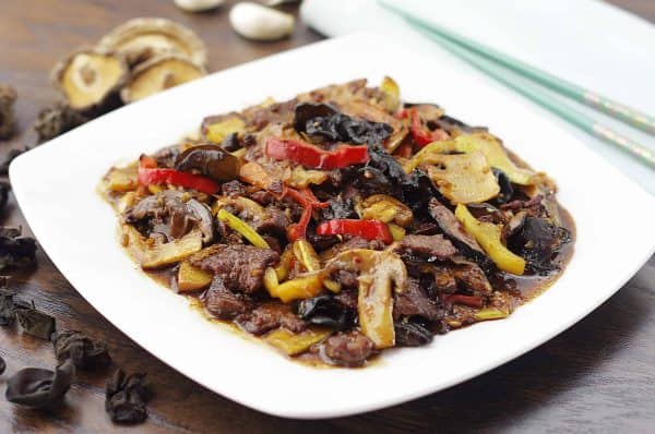Carne și legume în stil chinezesc, gătite cu sos delicios.