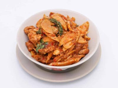 Paste cu legume și carne de pui în sos picant, specific bucătăriei chinezești.