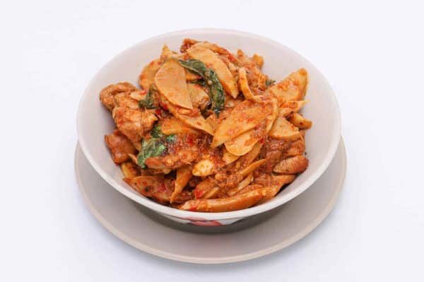 Paste cu legume și carne de pui în sos picant, specific bucătăriei chinezești.