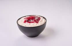 Desert de budincă de orez cu lapte de cocos și sos de fructe, delicat și aromat.