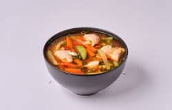 Ciorbă de pui cu legume și condimente, specifică bucătăriei chinezești.