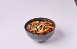 Ciorbă de vită cu legume și condimente, specifică bucătăriei chinezești, perfectă pentru iubitorii d.