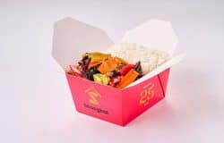 Mâncare chinezească cu legume, bambus și ciuperci, servită într-o cutie tradițională.