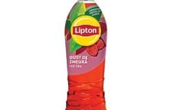 Bautură răcoritoare Lipton Ice Tea cu aromă de zmeură, perfectă pentru zilele calde.