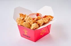 Coltunași prăjiți cu carne de pui, serviti cu sos delicios, o specialitate populară din bucătăria ch.