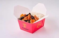 Mâncare chinezească cu orez și legume în cutie de carton roșie, de la Shanghai Food.