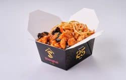 Mâncare chinezească delicioasă din meniul Shanghai Smart, servită în ambalaj tradițional.