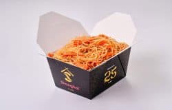 Noodles prăjiți chinezești, servite în cutie de takeaway, cu arome autentice asiatice.