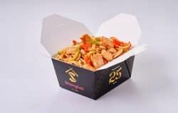 Noodles prăjiți cu pui în cutie de carton, mâncare chinezească delicioasă.