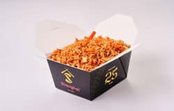 Orez prăjit chinezesc cu legume și sos delicios, servit în ambalaj de tip take-away.