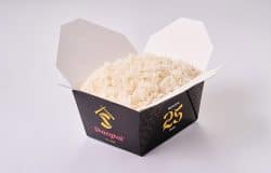 Orez fiert proaspăt, perfect pentru preparate chinezești autentice.