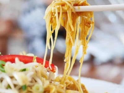 Fidea de paste chinezești cu legume și sos delicios, specifică bucătăriei Shanghai Food.