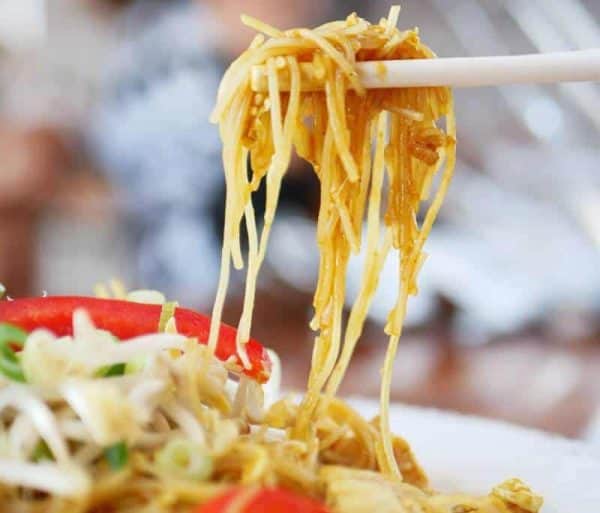 Fidea de paste chinezești cu legume și sos delicios, specifică bucătăriei Shanghai Food.