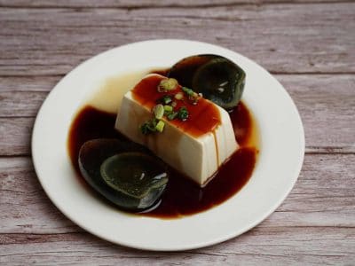 Oul de 100 de ani servit cu tofu, sos soia și ceapă verde