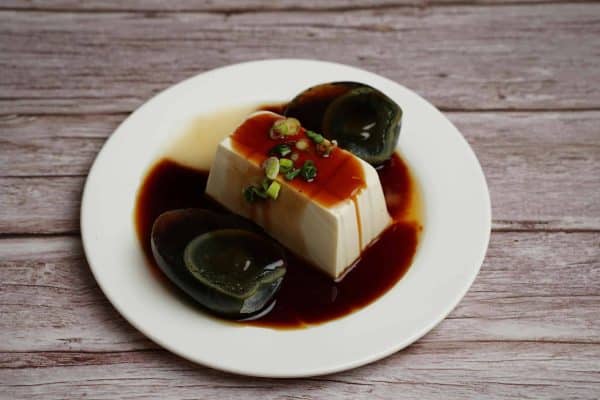 Oul de 100 de ani servit cu tofu, sos soia și ceapă verde