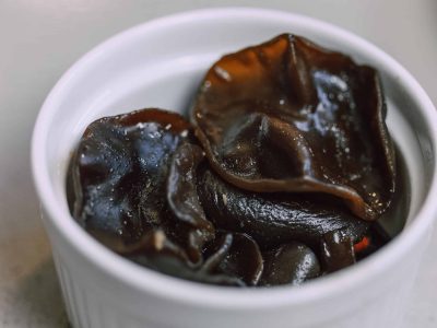 Ciuperci urechi de lemn în bol alb, specific bucătăriei chinezești.