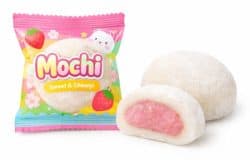 Mochi, desert japonez dulce și moale, cu umplutură de fructe, perfect pentru gustări și deserturi.