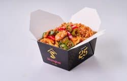 Pui cu ardei iute și orez aromat, servit în ambalaj de takeaway.