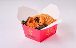 Pui cu bambus și ciuperci urechi de lemn în cutie de carton roșie, specific bucătăriei chinezești.