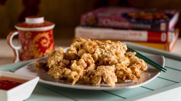 Imagine cu preparat de mâncare chinezească crocantă și delicioasă.