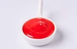 Sos chilli dulce în bol alb, perfect pentru mâncăruri chinezești.