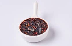 Sos de soia condimentat, perfect pentru preparate chinezești și sushi.