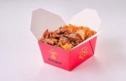 Vită cu bambus și ciuperci Shiitake, preparat autentic chinezesc, servit în ambalaj tradițional.